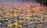 Weerspiegeling van wolken tijdens zonsondergang in het meer